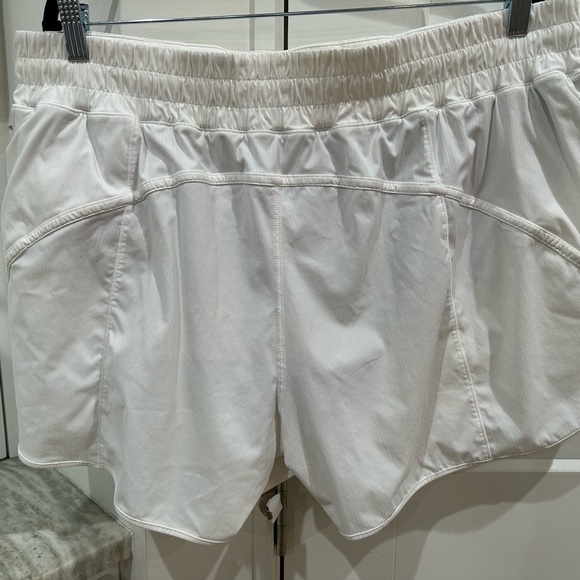 (2188) LULULEMON Track that Short 5" in Sz 20 - Picture 7 of 8